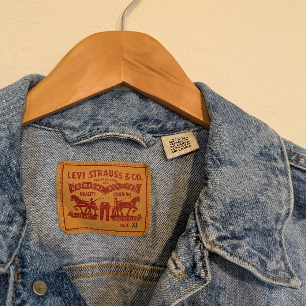 Levi's Classic Cut Blue Denim Jacket w/Bleach Flower & Y2K Pockets & Style - Picture 2 of 12